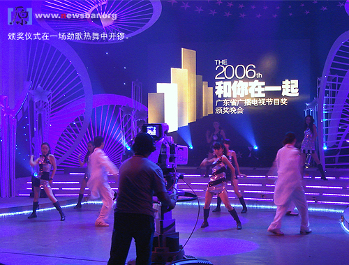 深圳，广东广播电视新闻奖颁奖现场，晚会在劲歌热舞中开锣。