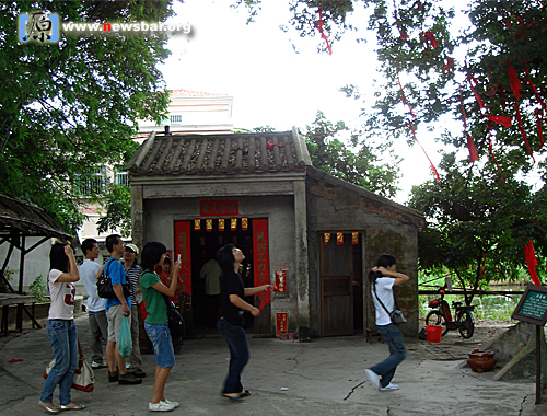 广东省中山市民众镇岭南水乡，游客在抛许愿球。