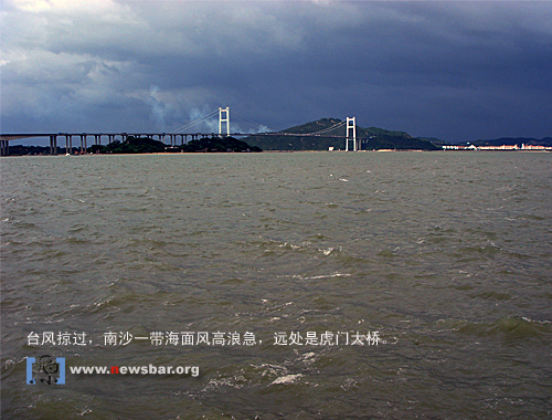 台风掠过，南沙一带海面风高浪急，远处是虎门大桥。