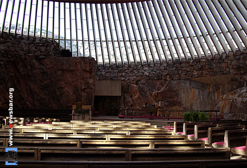 赫尔辛基岩石教堂,180条放射状的梁柱支撑着教堂的圆顶,上面镶有玻璃,采光极佳。