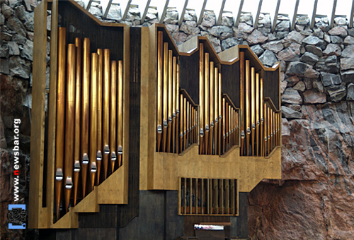 赫尔辛基岩石教堂,教堂内的管风琴是当地音乐家馈赠的百年名品,置于岩石洞穴内音色尤其优美。