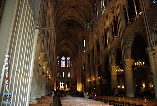 巴黎圣母院的内部,壮观的深度,长达35米的柱石支撑着巨大的拱顶,阳光透过彩色大玻璃窗梦幻般投射进来,历史在这里沉睡。