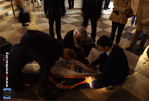巴黎圣母院,突然有游客晕倒在教堂里,抢救人员飞奔进来,把那位可怜的女人放到担架上。