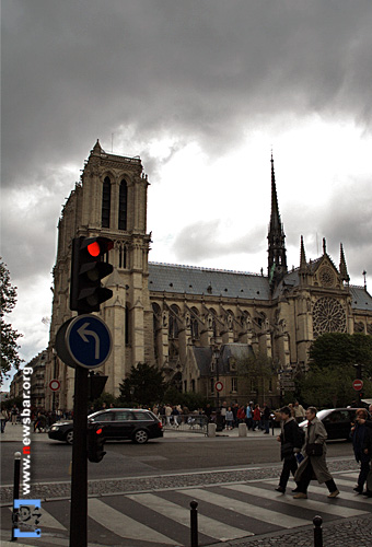 傍晚,从左岸看塞纳河对面的巴黎圣母院,更有别关的感觉。