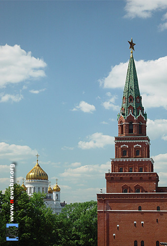 俄罗斯首都莫斯科,克里姆林宫上红色的五角星与东正教堂金色的圆顶对话。