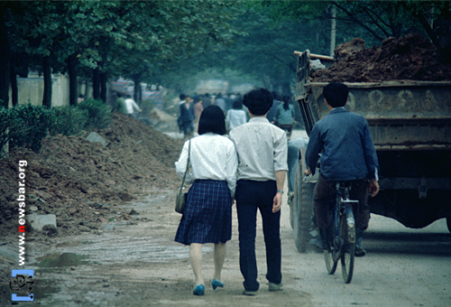 1984年的某一天,广州市环市路上的一对恋人。