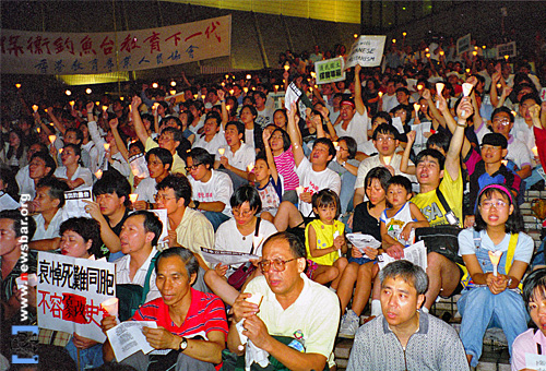 1996年9月18日,香港市民在尖沙咀文化中心广场举行烛光晚会,悼念日军侵华期间的死难同胞,要求日本人滚出中国领土钓鱼台。