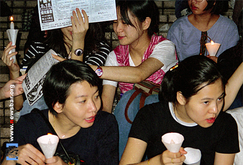 1996年9月18日,香港市民在尖沙咀文化中心广场举行烛光晚会,悼念日军侵华期间的死难同胞,要求日本人滚出中国领土钓鱼台。