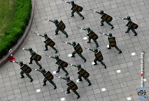 2008年6月16日,青岛市政府大院内演练的特警。