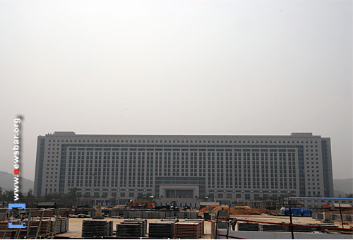 2008年6月18日,济南奥龙中心,将来是济南市政府的政务中心,据称系亚洲最大的单体政府建筑。