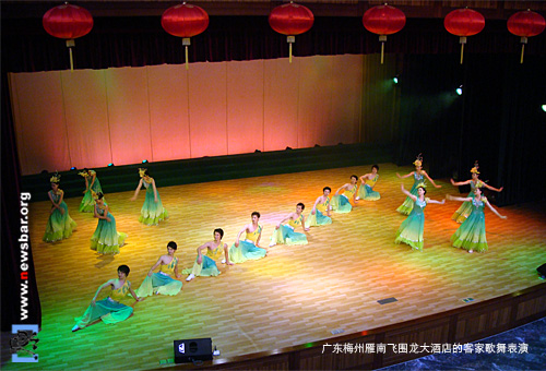广东梅州雁洋镇雁南飞围龙大酒店的客家歌舞表演