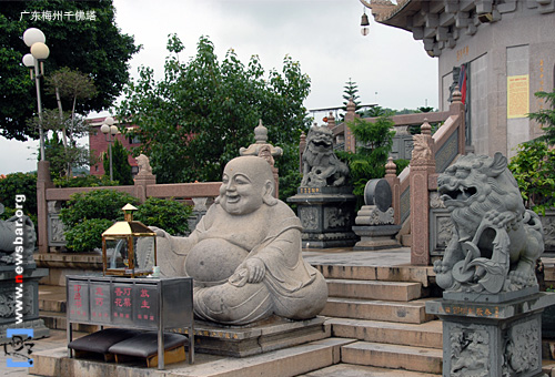 广东梅州千佛塔前的弥勒佛