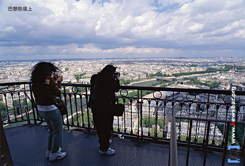 巴黎铁塔上的游客。