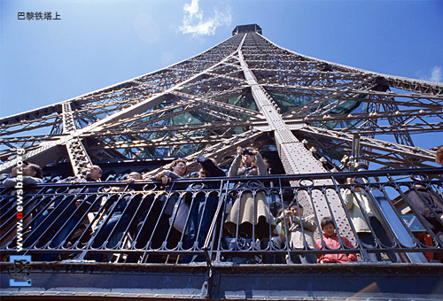 巴黎铁塔上的游客。