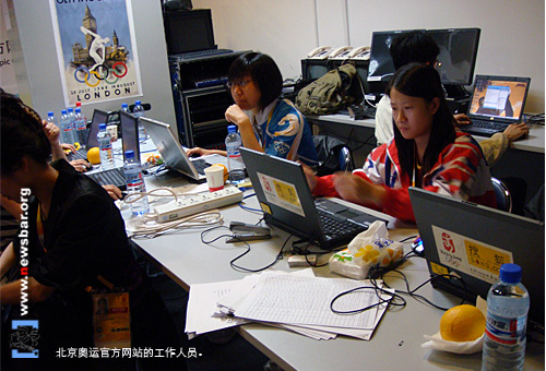 北京奥运MPC里,为记者服务的人们——官方网站的工作人员。