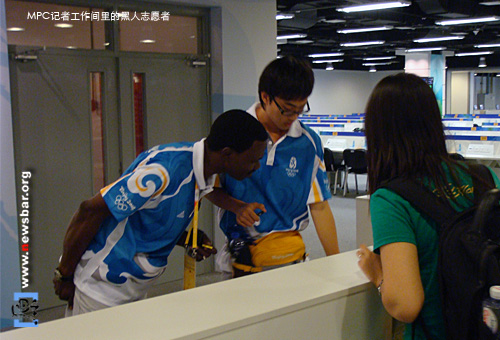 北京奥运MPC里,为记者服务的人们——摄影记者工作间里的黑人志愿者。