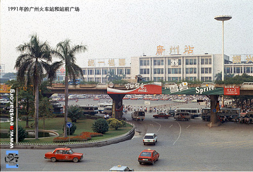 1991年的广州火车站和站前广场,高架桥上有可口可乐老式的商标广告。