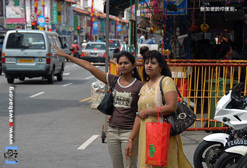 新加坡的印度街,两位印度美女正准备坐出租车。