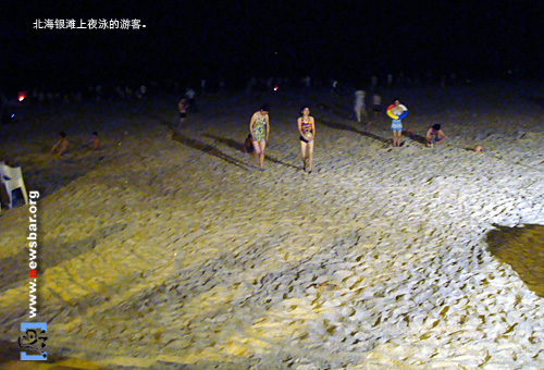 广西北海,银滩上夜泳的游客。
