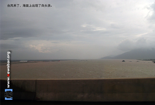 广东沿海高速公路,台风“海高斯”带来充沛降雨,海面上出现了白头浪。