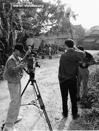 拍摄《土缘》的工作照,举着毛绒绒麦克峰的人就是年轻时候的我。 拍摄《土缘》的工作照