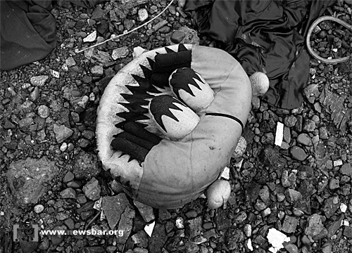 都江堰是汶川特大地震的极重灾区,废墟上的玩具。 都江堰是汶川特大地震的极重灾区,废墟上的玩具。