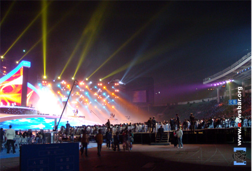2008年11月30日，广州天河体育中心，成龙慈善演唱会现场。