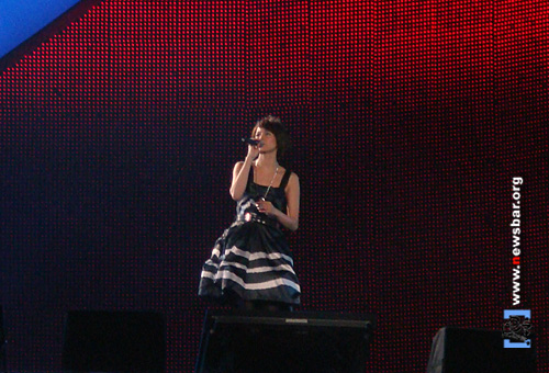 成龙慈善演唱会，正在演唱的香港艺人梁咏琪。