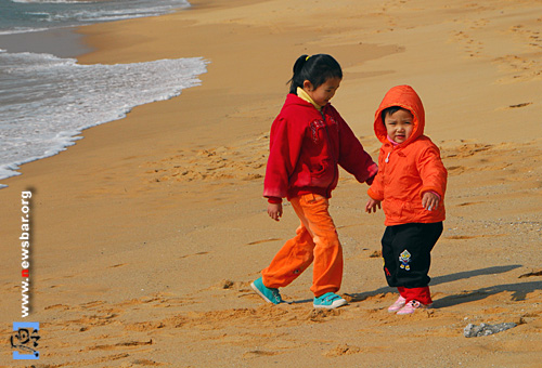 2009年元旦，汕尾遮浪半岛，在金海湾沙滩上嬉戏的小孩。