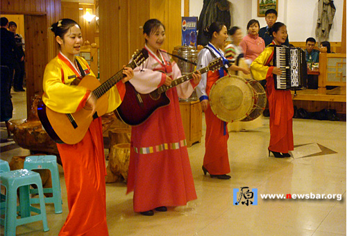 吉林省长春市,中朝合资的仁风阁朝鲜菜馆,来自朝鲜的服务员表演歌舞。