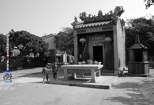 广东省汕尾市,遮浪半岛上的一条渔村,海边的一座佛庙。