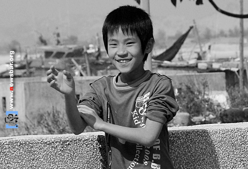 广东省汕尾市，遮浪半岛上的一条渔村，这个小男孩眉宇间竟有几分李小龙的神采。