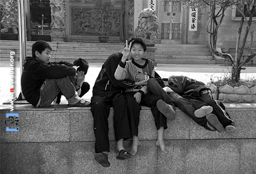 广东省汕尾市,遮浪半岛上的一条渔村,在妈祖庙前游戏的男孩。