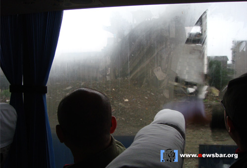 2008年，旅游者坐车经过都江堰震区