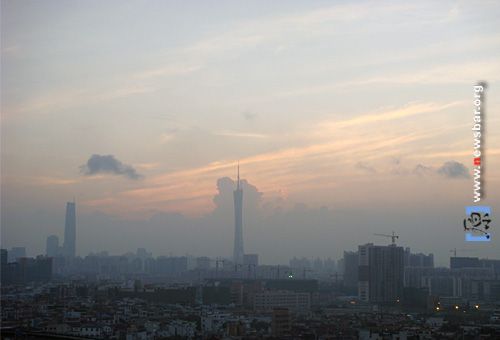 晨光初现的城市……