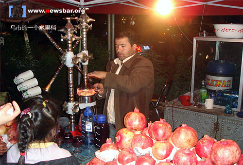 乌鲁木齐：2006年秋天，夜市里的水果档