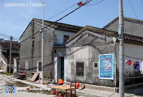 广东省惠州市惠东县巽寮湾附近的一条古老渔村，除了海鲜大排档的广告，还有监控用的探头。