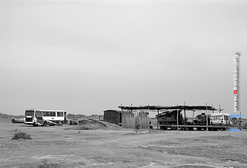 甘肃,前往魔鬼城的道路,路边一个极具西部特色的驿站。