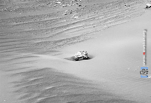 甘肃,魔鬼城,沙漠中类似陨石的物体。