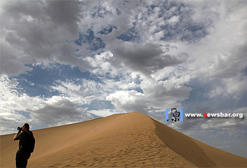 甘肃敦煌鸣沙山。