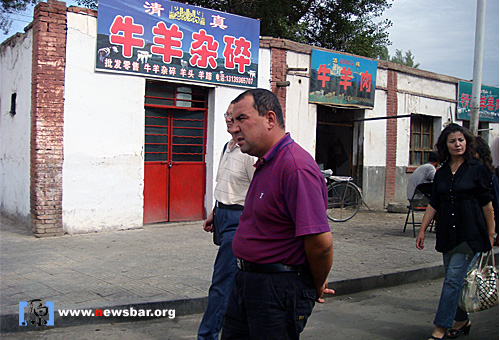 在路上抓拍：奇特的表情。