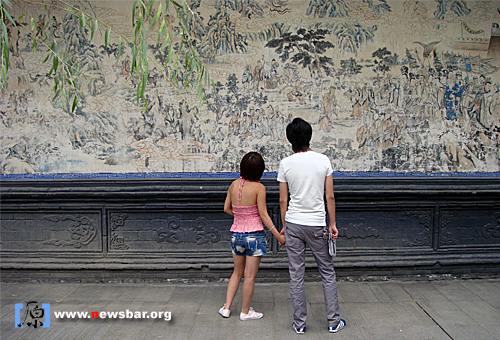 在路上抓拍：鲜明的对比。