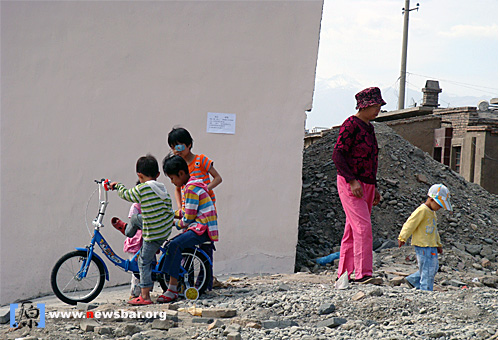 在路上抓拍：棚屋区的人们。