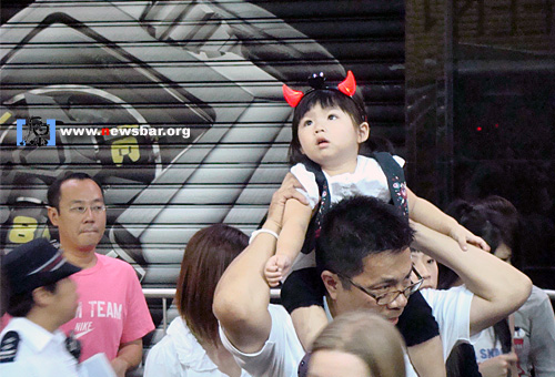 香港兰桂坊，万圣节之夜……骑在父亲肩膀上的小女孩。