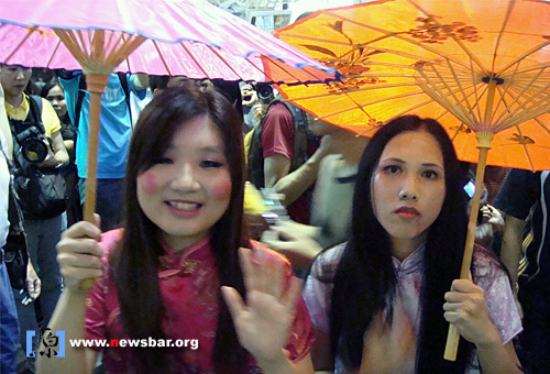 香港兰桂坊，万圣节之夜……有人私底下说她们很有扮鬼的潜质，哈哈。