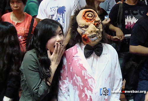 香港兰桂坊，万圣节之夜……美女和鬼魂的合影，不停的尖叫。