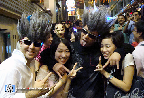香港兰桂坊，万圣节之夜……不像鬼倒像色狼。