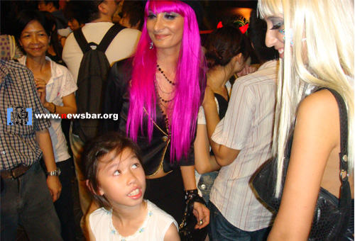 香港兰桂坊，万圣节之夜……小女孩看着两个高大的“鬼婆”，呵呵。
