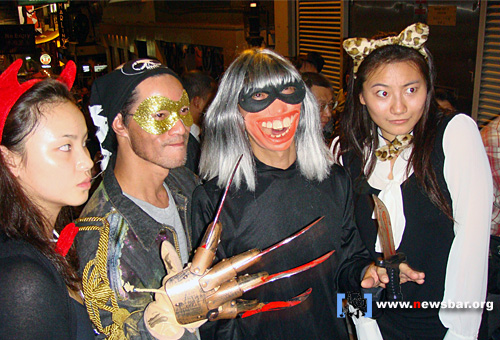 香港兰桂坊，万圣节之夜……素不相识的人也可以非常亲热地合影。
