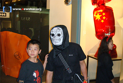 香港兰桂坊，万圣节之夜……古灵精怪的造型和五星红旗装饰的“糖果”相得益彰。